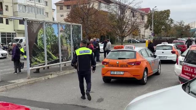 Au terminat școala de șoferi, dar nu pot încă să obțină permisul. De ce trebuie să aștepte cu lunile ca să dea examenul