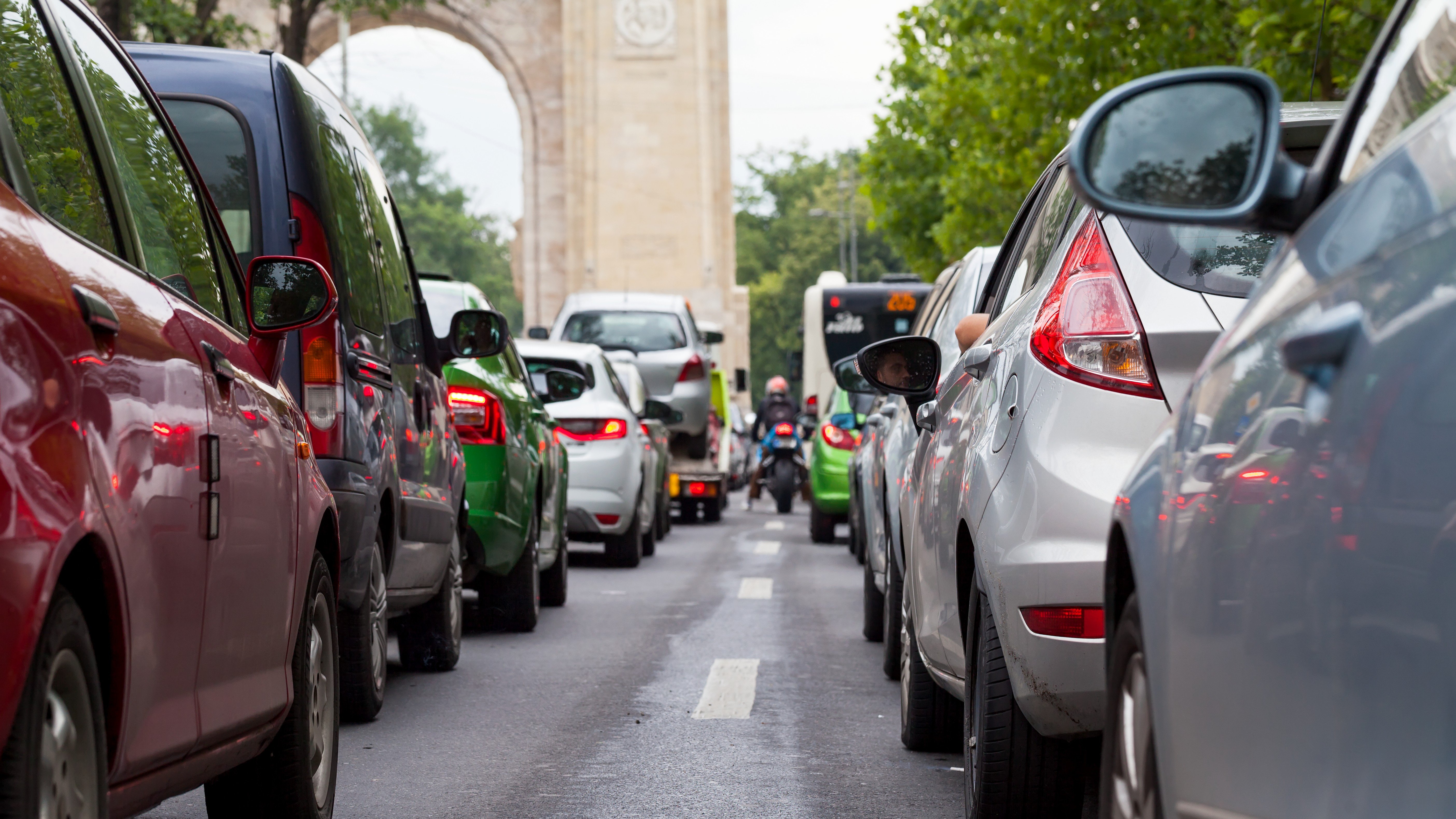 Ce mașini ar putea fi interzise în centrul Bucureștiului, de anul viitor. Poluarea din oraș ne scurtează viața cu cinci ani
