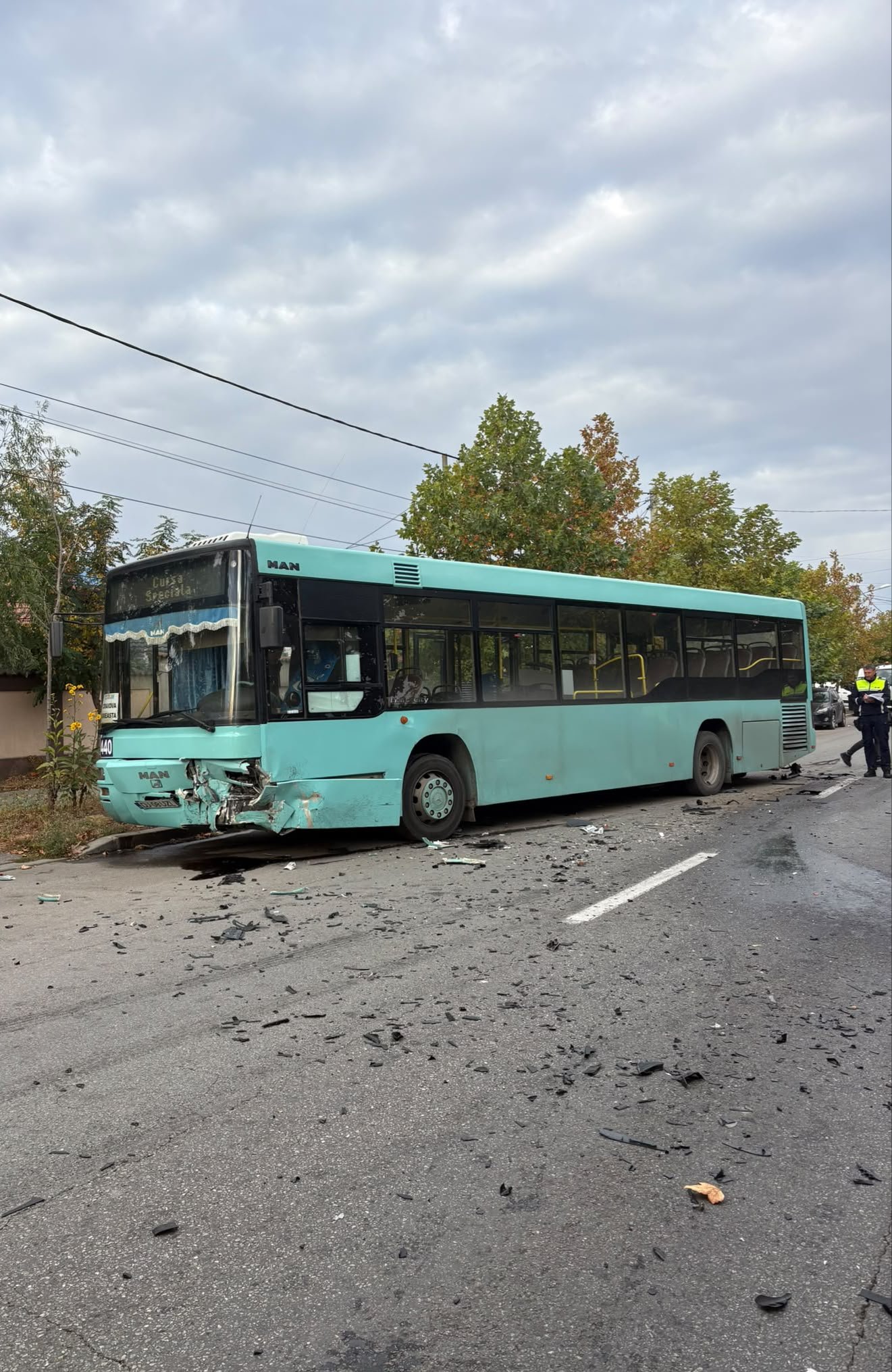 Accident grav în Craiova, un autobuz şi un autoturism s-au ciocnit. A fost activat Planul Roşu de Intervenţie