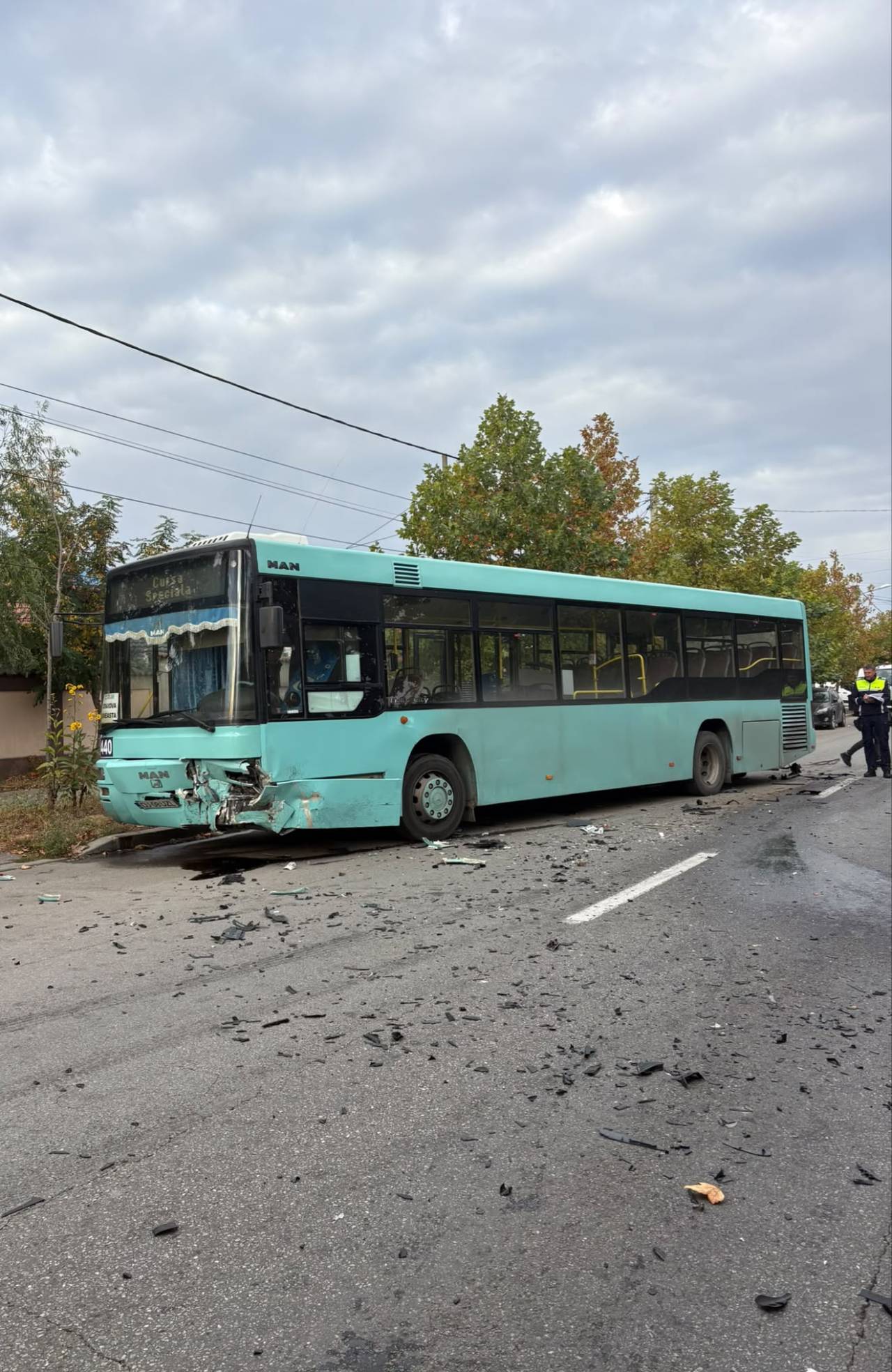 Fotografie ilustrativă pentru: Accident grav în Craiova: Un tânăr de 20 de ani a murit și șase persoane au fost rănite după coliziunea dintre un autobuz și un autoturism