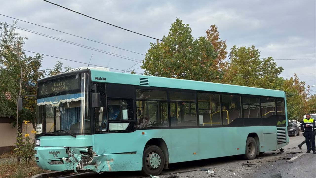 Accident grav în Craiova între un autobuz și un autoturism, un tânăr a murit