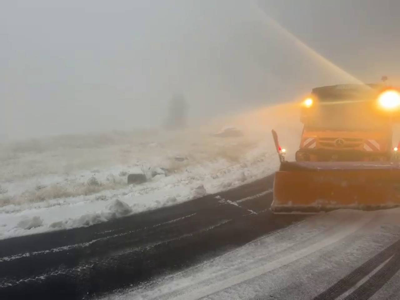 Fotografie ilustrativă pentru: Ninsoare abundentă pe Transfăgărășan: Drumarii intervin cu utilaje, iar autoritățile emit avertismente pentru șoferi și turiști