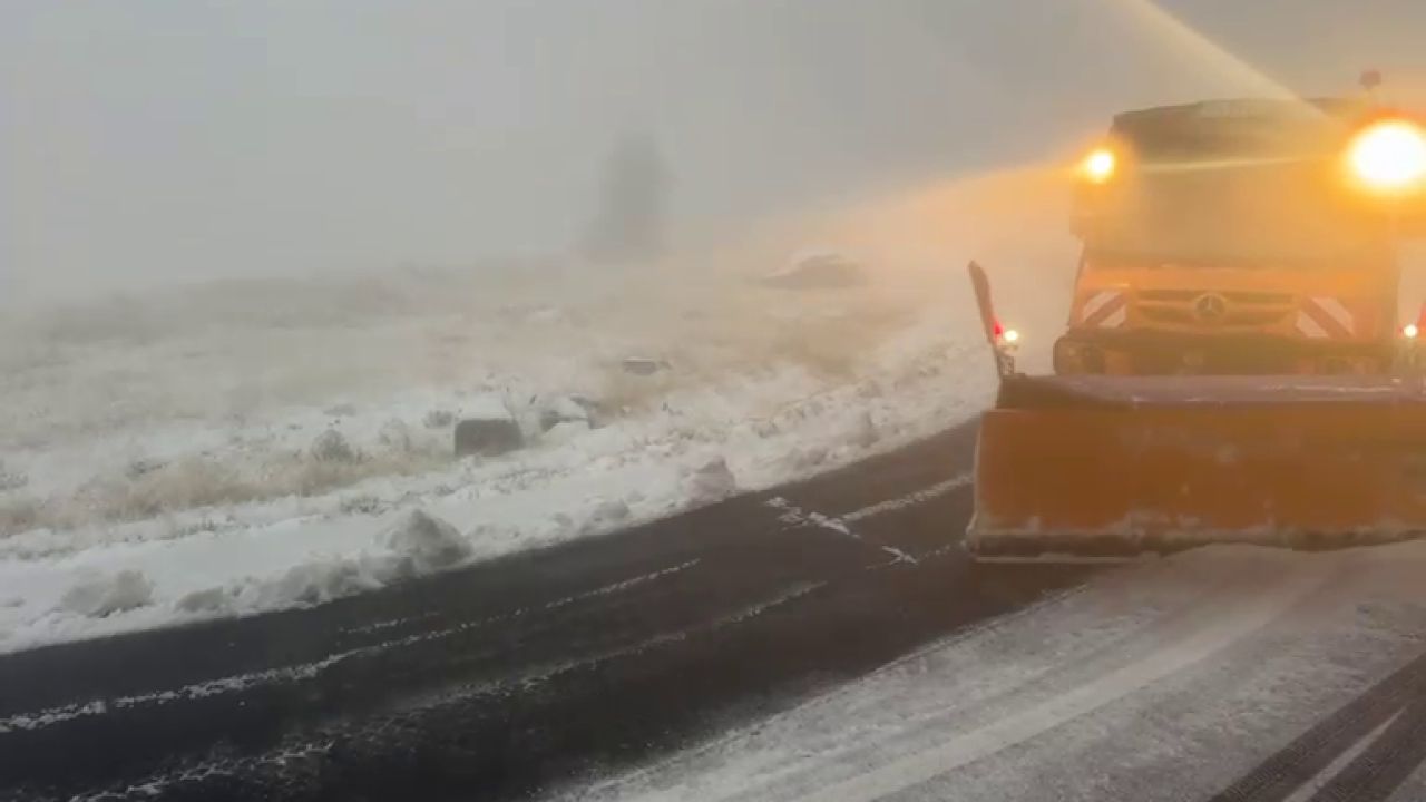 Ninsoare abundentă pe Transfăgărășan, recomandări pentru șoferi și turiști
