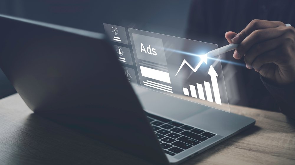 Spionaj prin reclame online, realizat de o firmă din Israel. „E probabil ca sute de milioane de oameni să fi fost afectați”