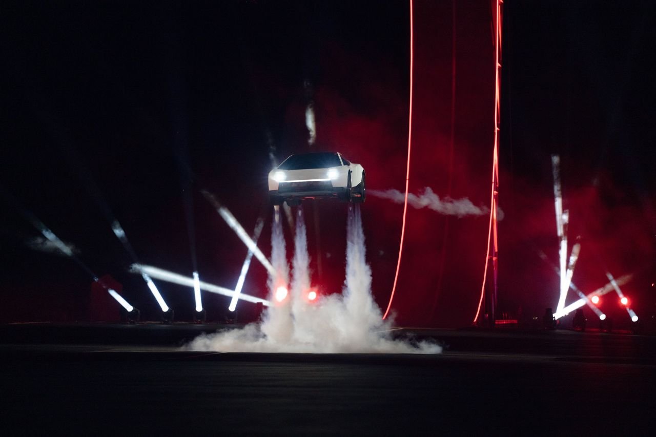 Tesla a prezentat mașina zburătoare. Are motor de rachetă SpaceX și va fi produsă în serie. Imagini incredibile | VIDEO