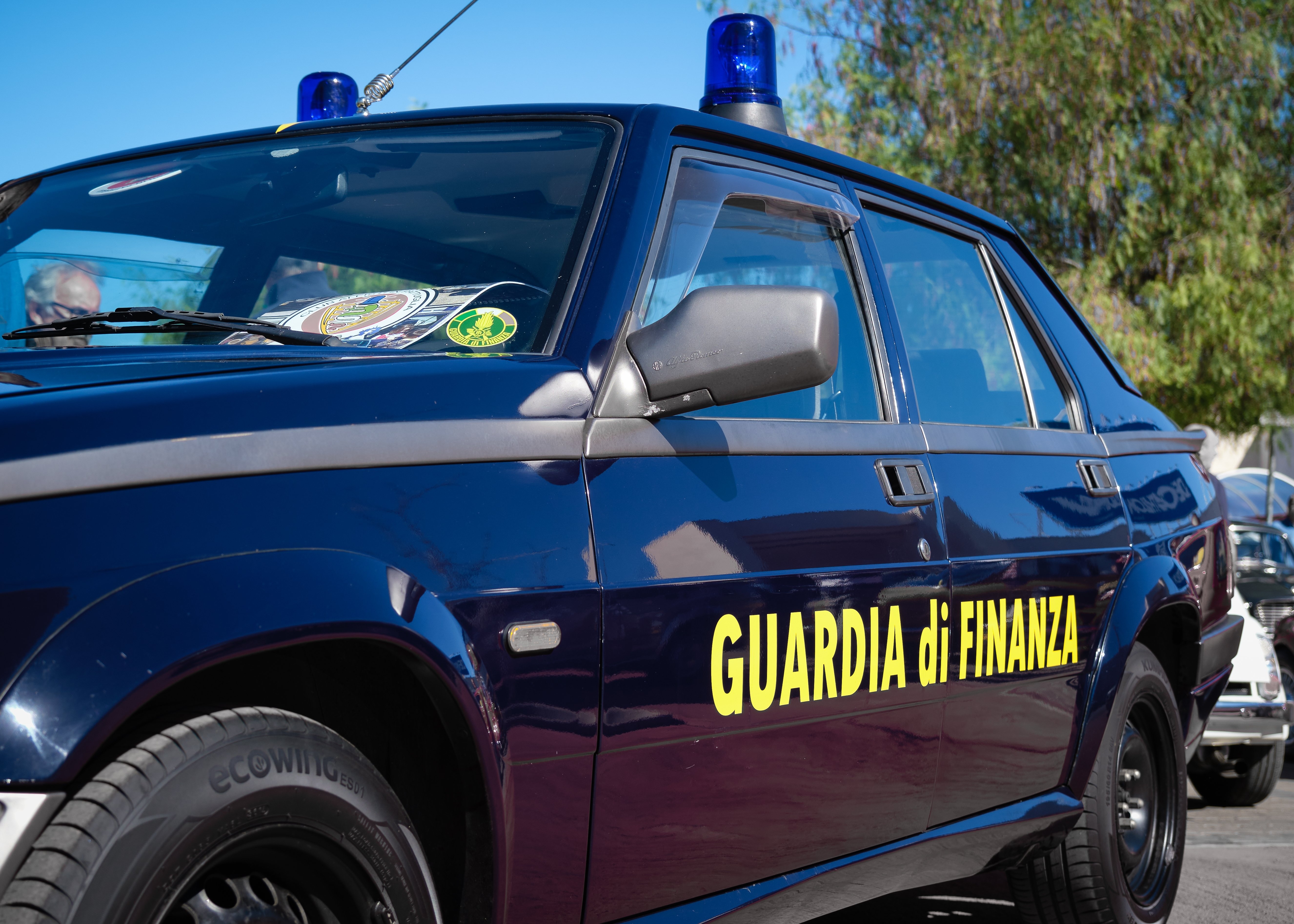 Autoritățile din Italia au confiscat pe loc 63.000 de euro de la doi români care conduceau un Rolls-Royce înmatriculat în România