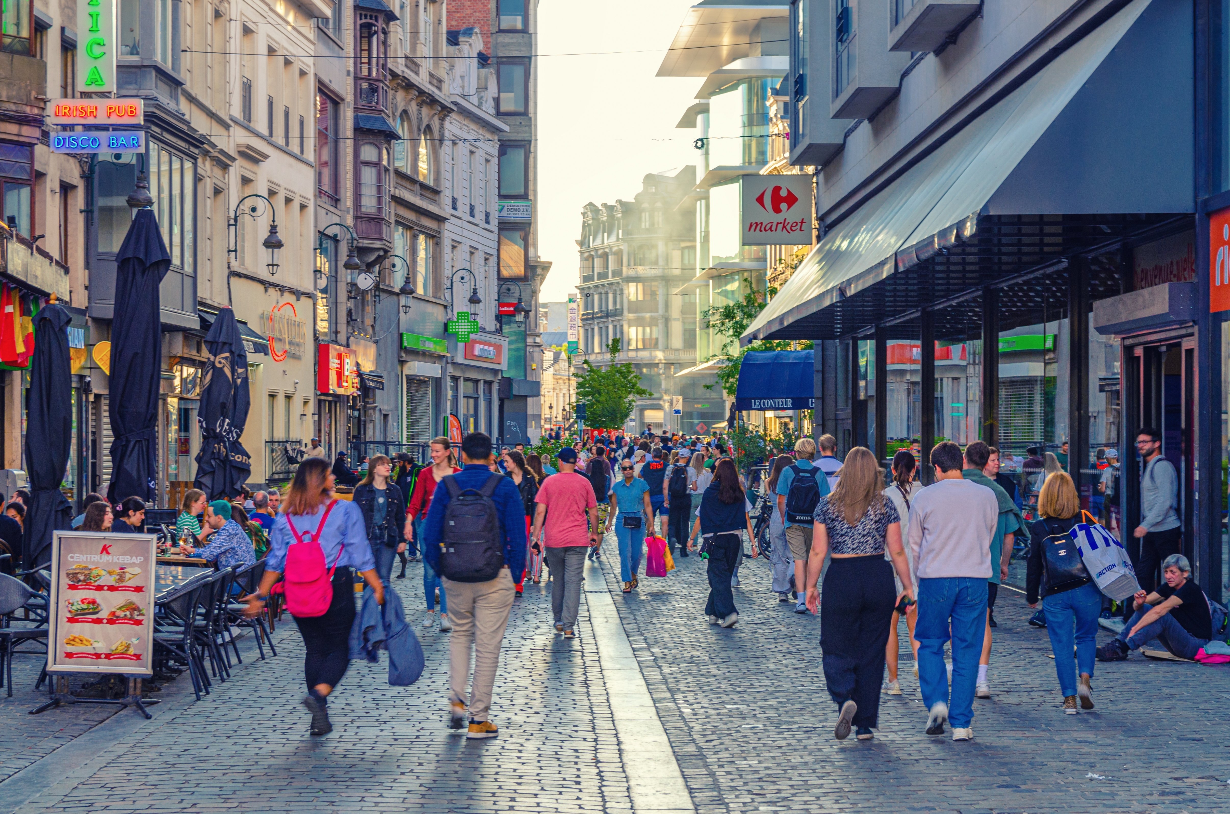 Shutterstock europeni pe strada