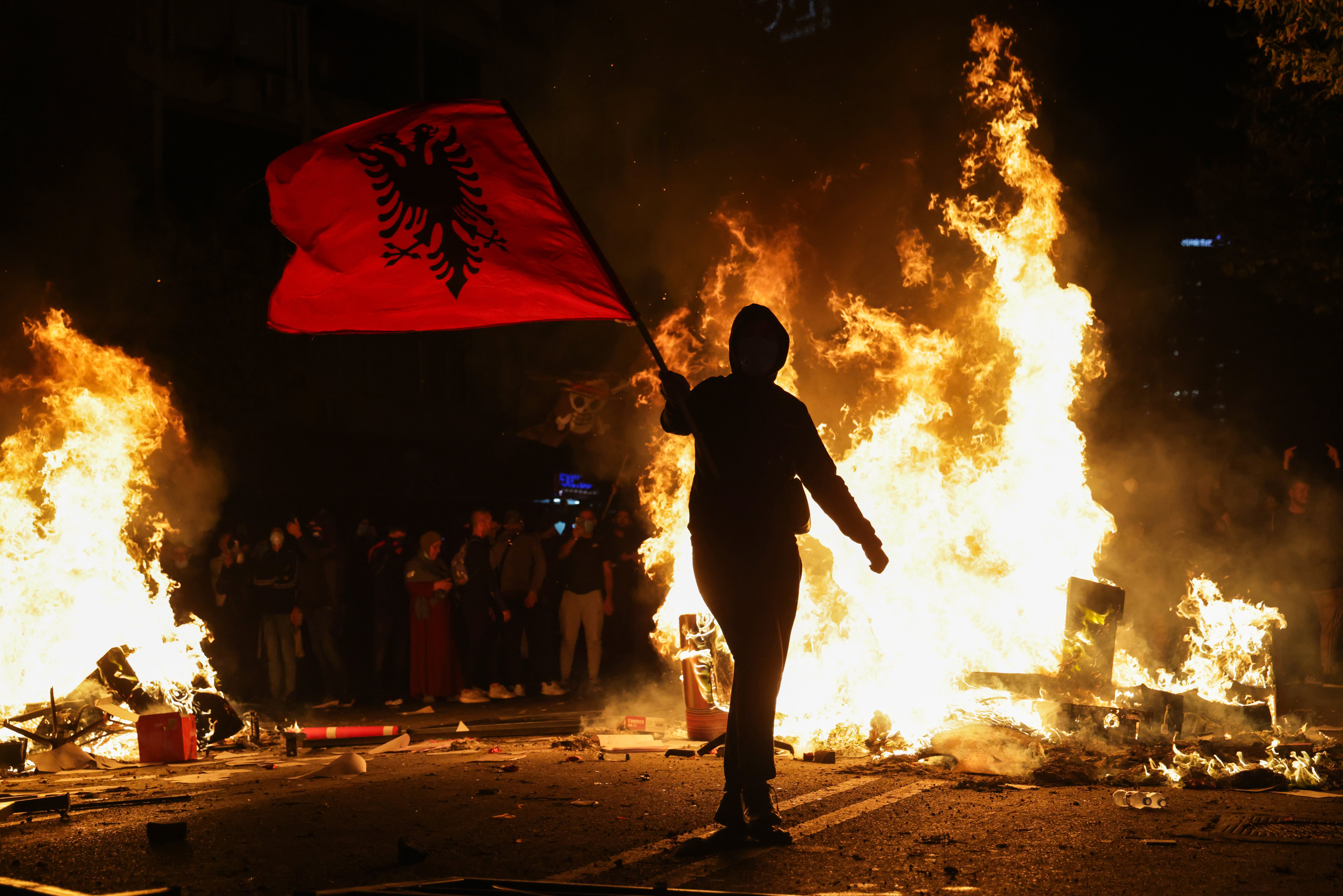 Noi ciocniri violente la Tirana. Premierul Albaniei acuză „forțe străine” că încearcă să blocheze aderarea țării la UE