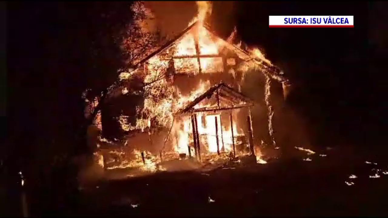 Casă mistuită de flăcări în Vâlcea, în prag de iarnă. Pompierii au scos nouă butelii din locuință