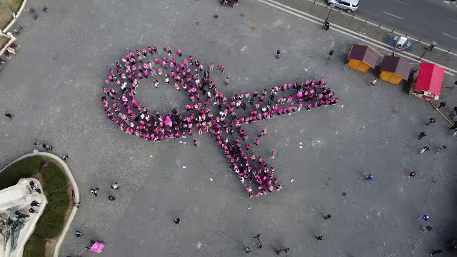 Sute de oameni au format o panglică roz în Cluj-Napoca, în semn de solidaritate cu femeile care luptă cu cancerul de sân