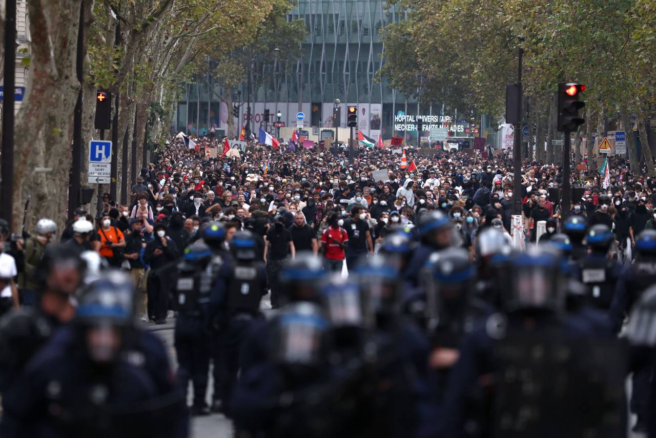 Fotografie ilustrativă pentru: Proteste de amploare și violențe în Franța: Zeci de mii de oameni în stradă împotriva costului vieții și a politicilor guvernamentale