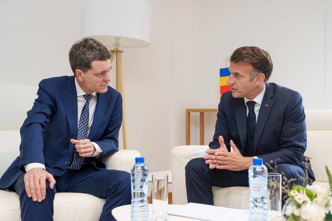 Fotografie ilustrativă pentru: Președintele Nicușor Dan s-a întâlnit cu Emmanuel Macron la Paris; alertă de dronă și ridicare de avioane F-18 în județul Tulcea