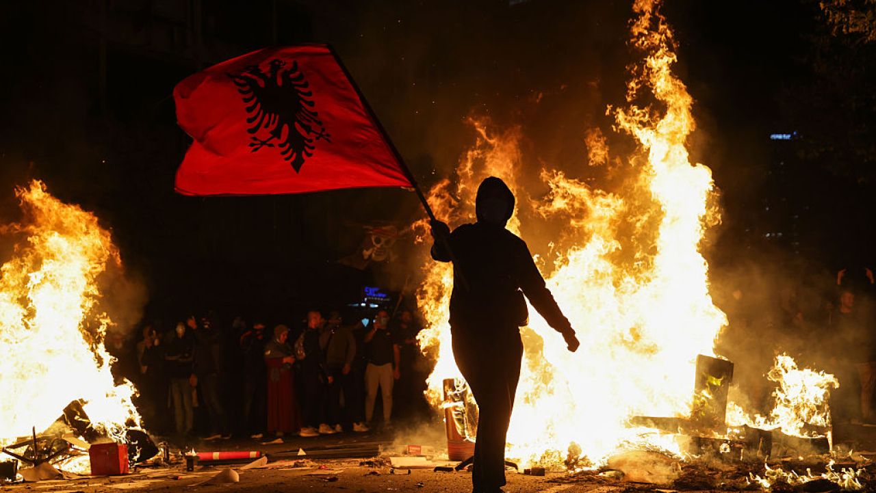 Proteste violente în Albania pentru demiterea premierului Rama. Aproape 200 de protestatari au ajuns în arest
