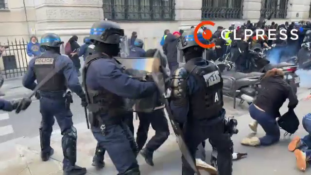 Haos pe străzile Franței: zeci de mii de protestatari, ciocniri violente cu poliția. Primării atacate în Marsilia, Lyon și Lille