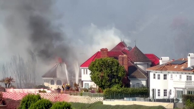 Sudul Californiei, sub asediul incendiilor. Vântul Santa Ana îngreunează intervenția pompierilor. Evacuări masive