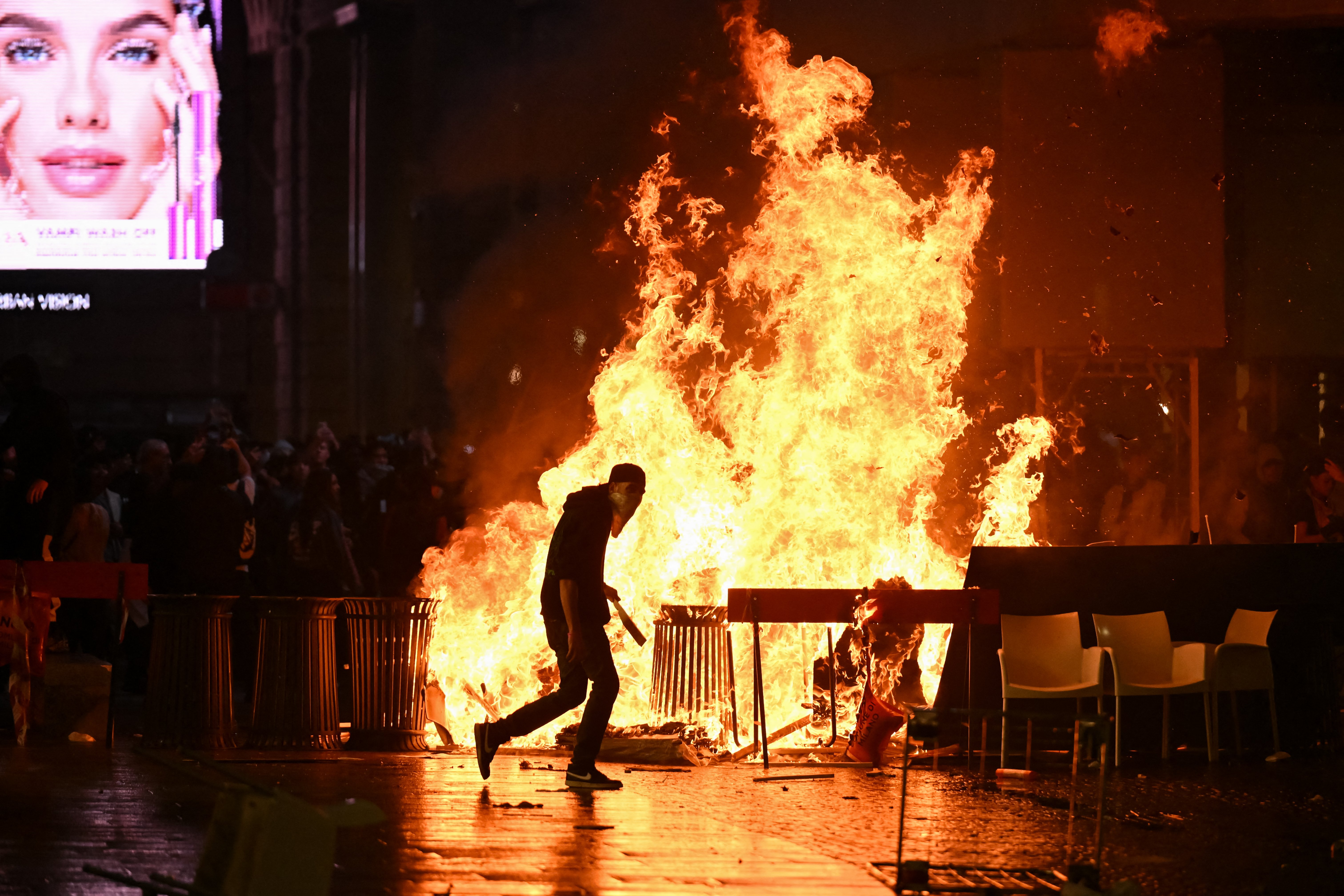 Lupte de gherilă urbană la Milano. Marșul împotriva scumpirilor s-a transformat în haos, cu zeci de răniți, gaze lacrimogene și tunuri cu apă