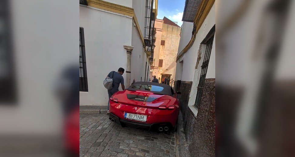 Un Ferrari de 250.000 de euro a rămas blocat pe străduțele înguste din centrul istoric al Seviliei | VIDEO