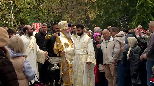 Fără fastul de anul trecut. Pelerinajul de Sfântul Dumitru, la Catedrala Patriarhală. Peste 1.000 de credincioși, la trei cozi
