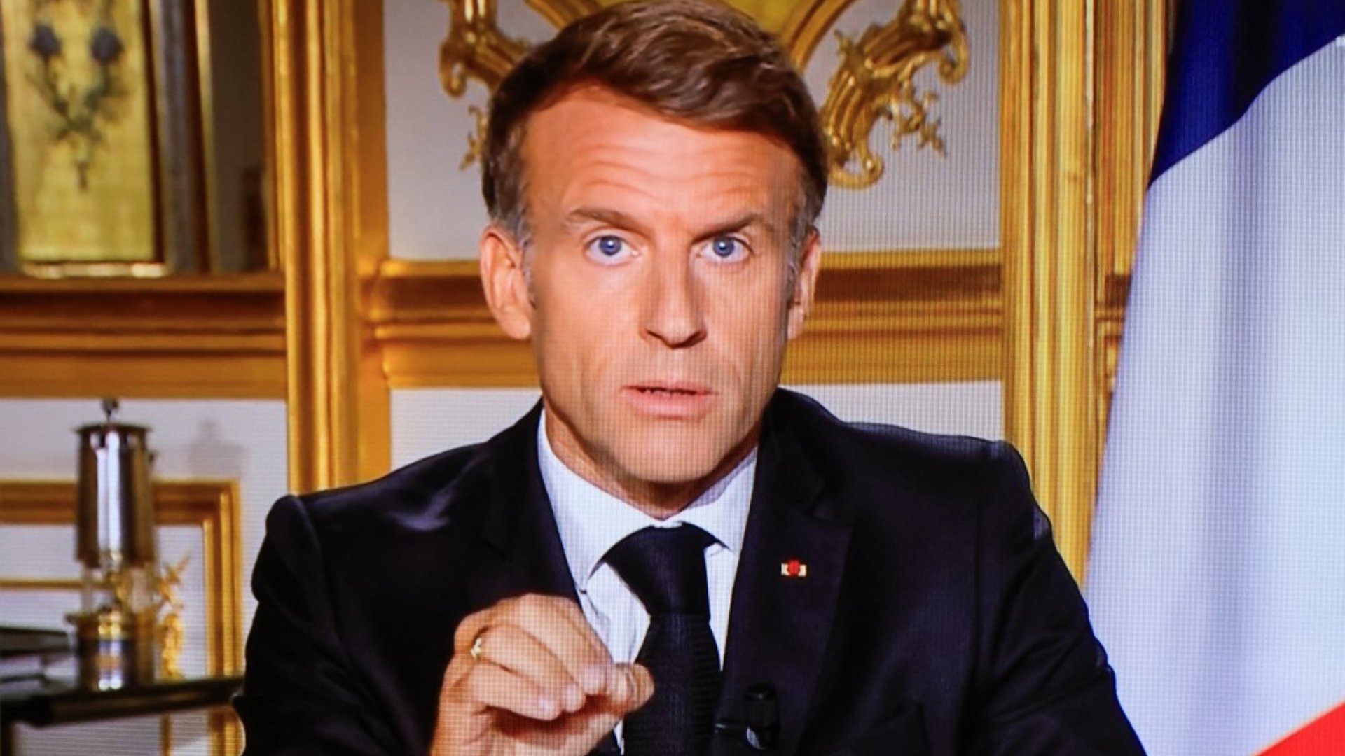 Macron s-a adresat națiunii după revoltele violente din Franța: „Cu toții simțim furie și rușine. Vor plăti”