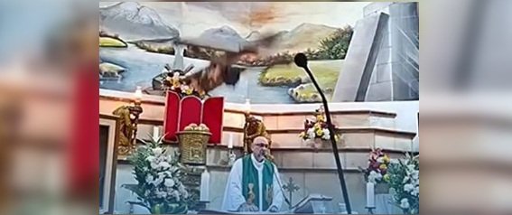 Preot mort în timpul slujbei, după ce o cruce uriașă a căzut peste el. Momentul a fost transmis live pe Facebook. VIDEO