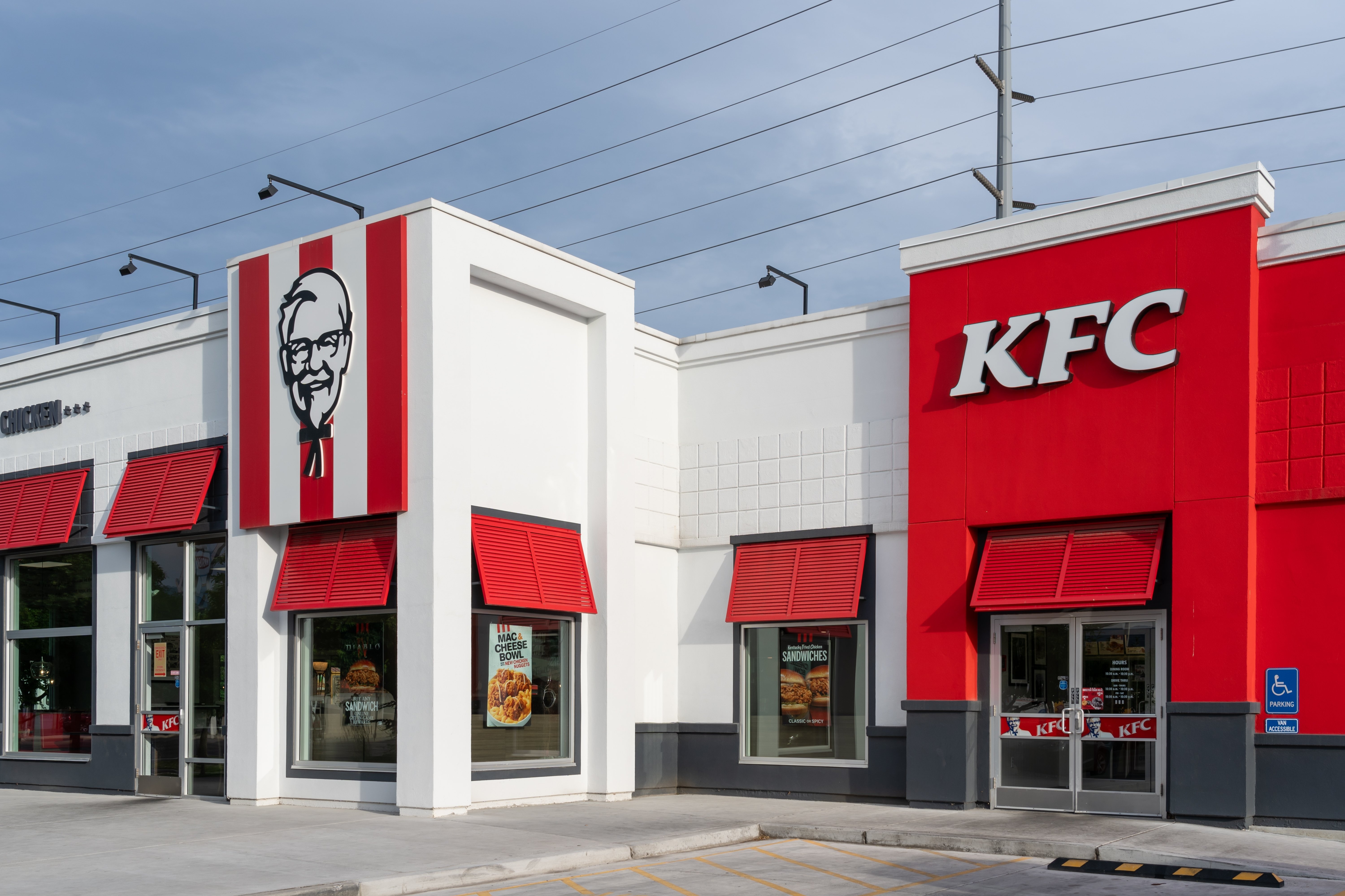 Schimbare majoră anunțată de KFC, după aproape 40 de ani. A renunțat la Pepsi în restaurantele din SUA