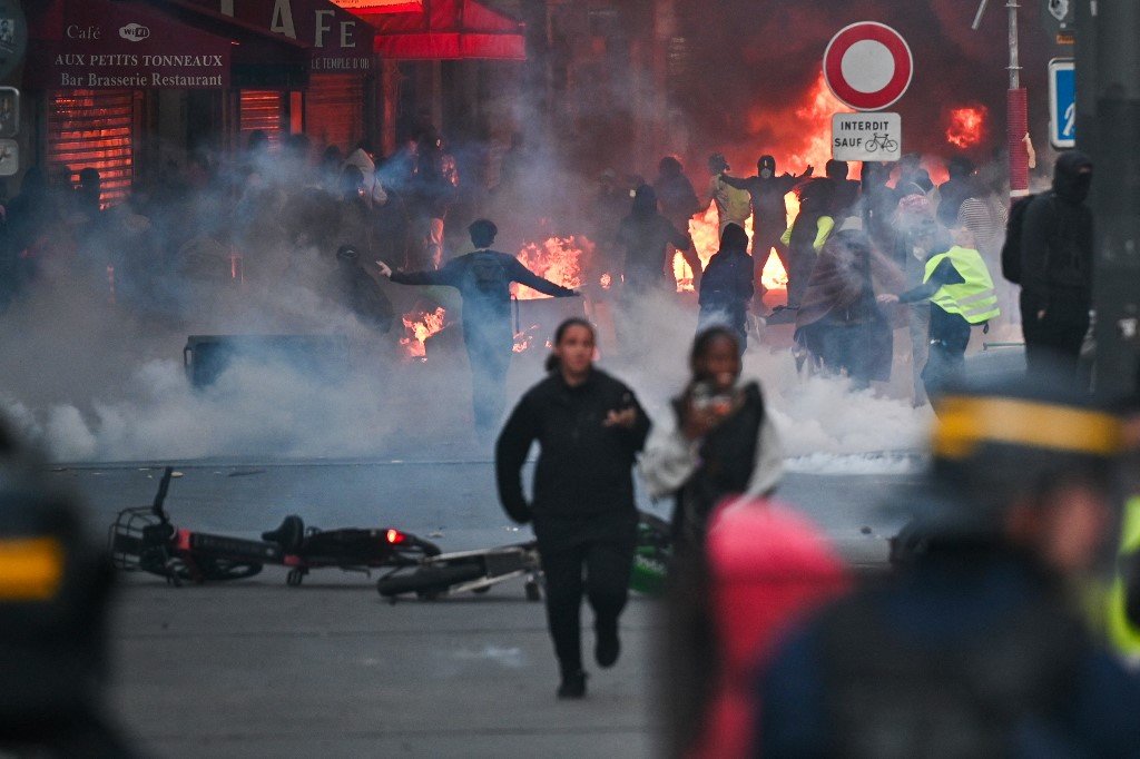 Val de violențe în Europa după proteste. Magazine jefuite, incendieri și confruntări cu poliția în Franța, Italia și Belgia