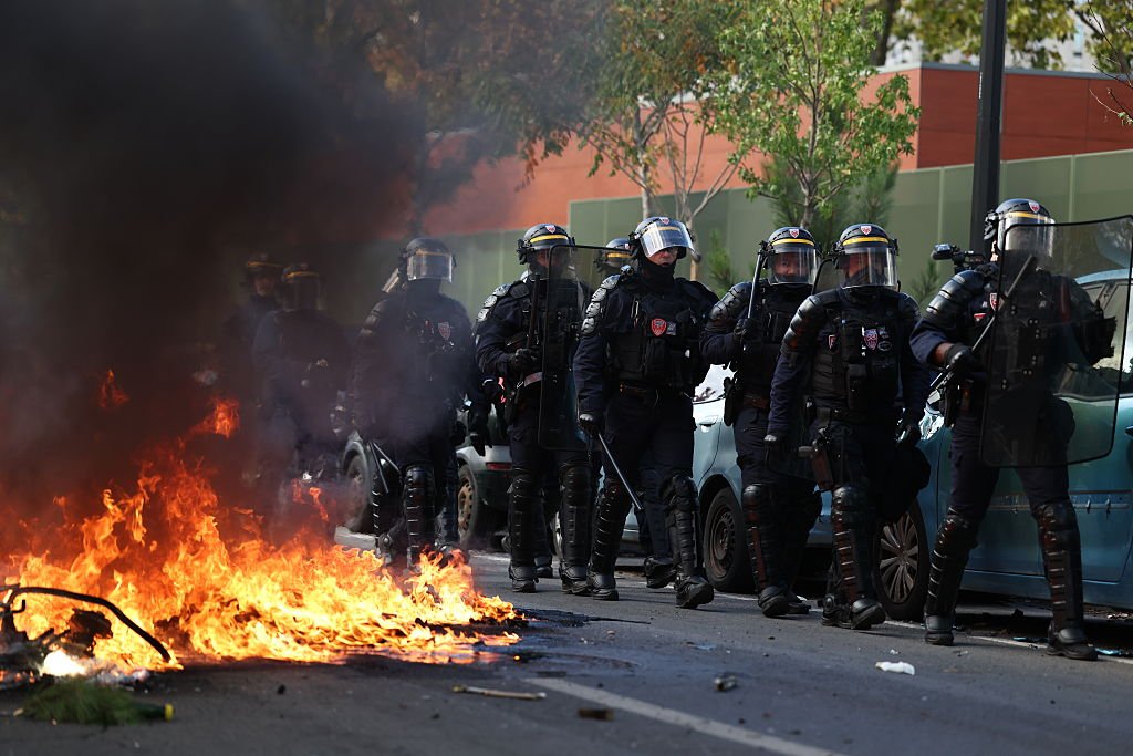 Violenţe în Franţa. Ministrul de interne şi-a dat demisia, dar președintele Emmanuel Macron i-a refuzat-o