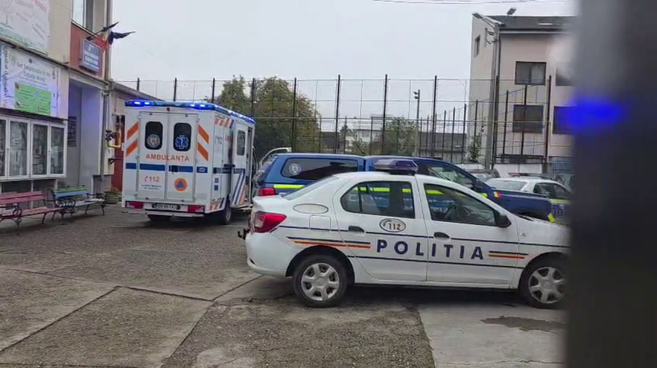 Elev atacă cu cuțitul o profesoară și un coleg în școala din Bistrița