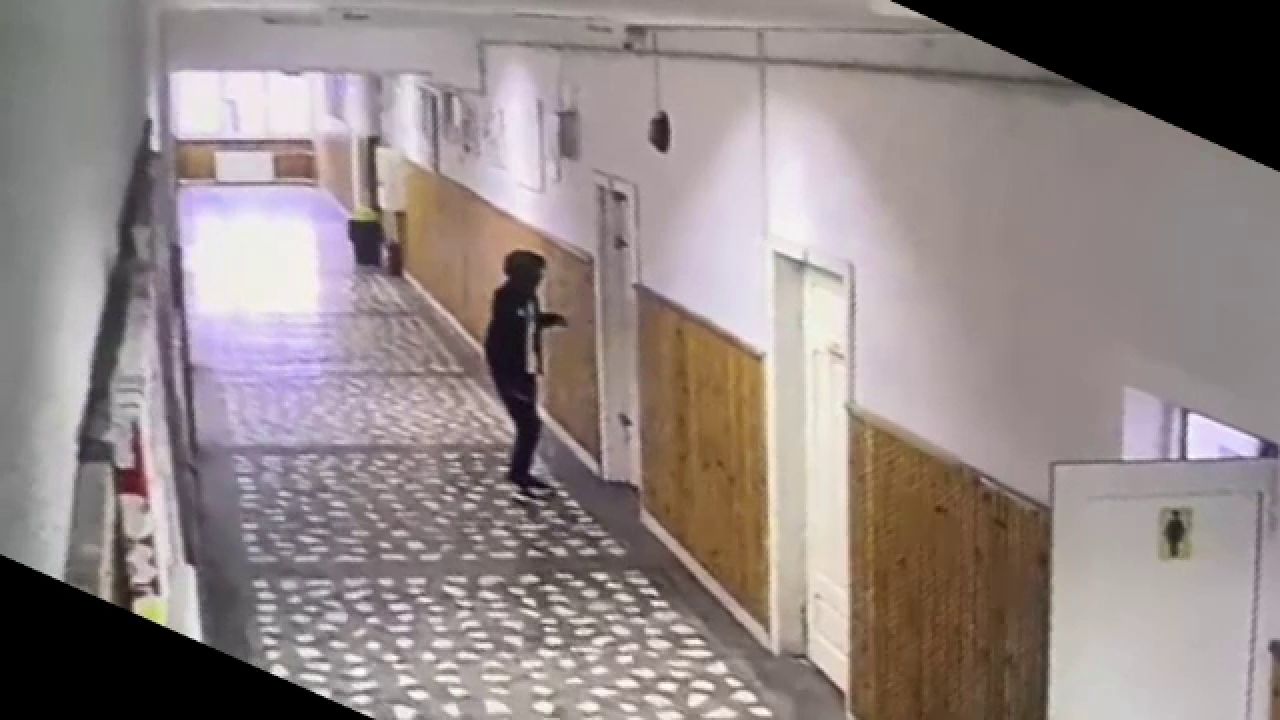 Agresorul de 13 ani de la şcoala din Bistriţa, transferat la Psihiatrie infantilă; profesoara operată