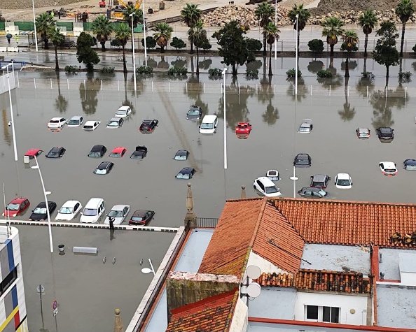 Inundații devastatoare în Spania, soldate cu doi morți. Locuitorii din Valencia, îndemnaţi să rămână în case. FOTO