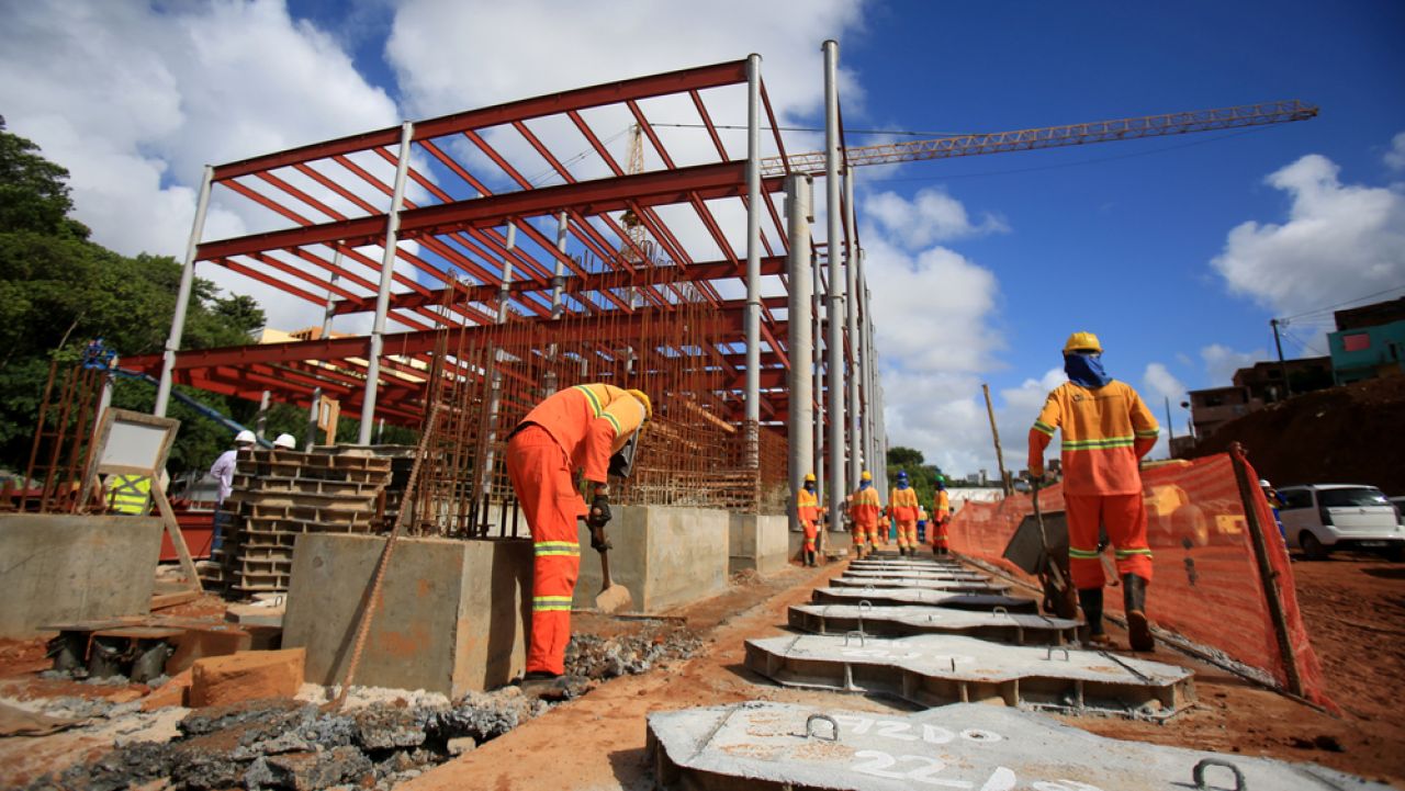 O țară are nevoie de 700.000 de muncitori în construcții. Salariile ajung la peste 30.000 de euro pe an pentru specialiști