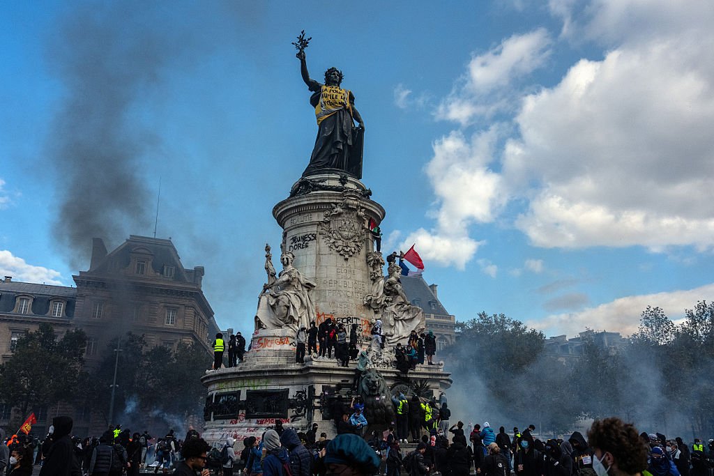 Franța impune restricții de circulație după protestele violente. În Italia, tinerii cu măști au transformat orașul într-un câmp de luptă