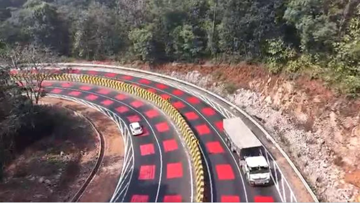 Autostrada roșie din India, metodă ingenioasă pentru șoferi. Ce rol au marcajele colorate