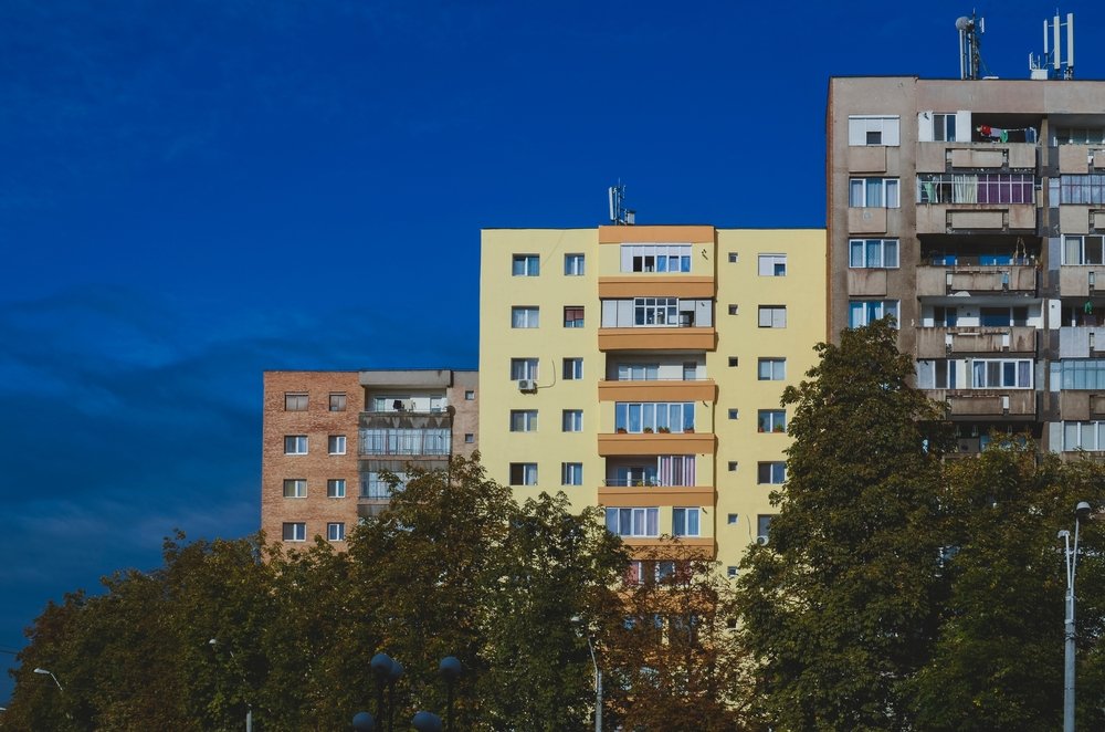 Impozit dublu pentru proprietarii care și-au închis balcoanele fără permisiune. Cum pot scăpa de penalizări