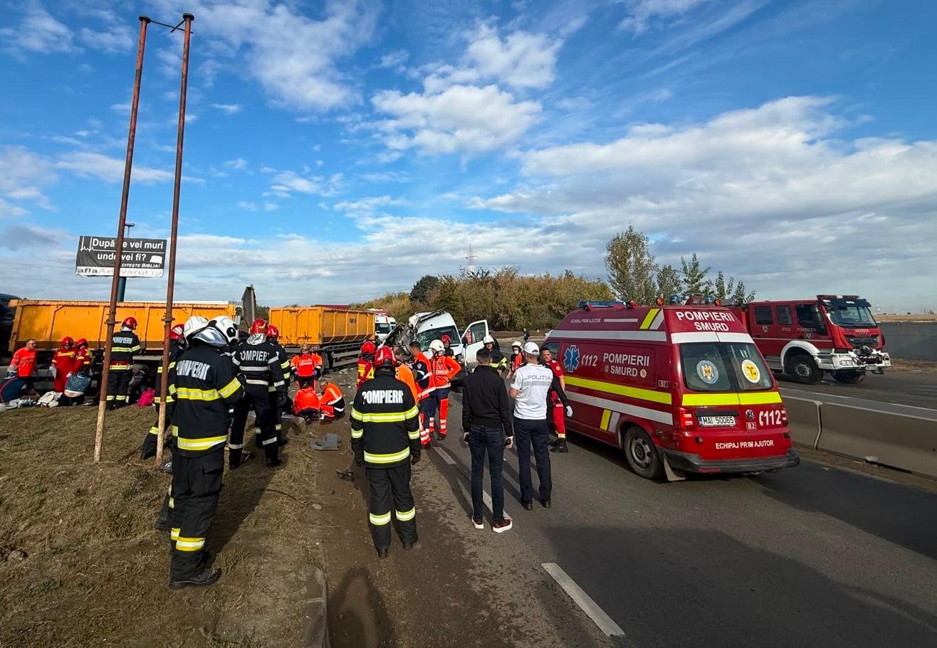 Accident grav pe DN 7, în Buftea. Două persoane au murit după ce un microbuz s-a ciocnit cu o autobasculantă
