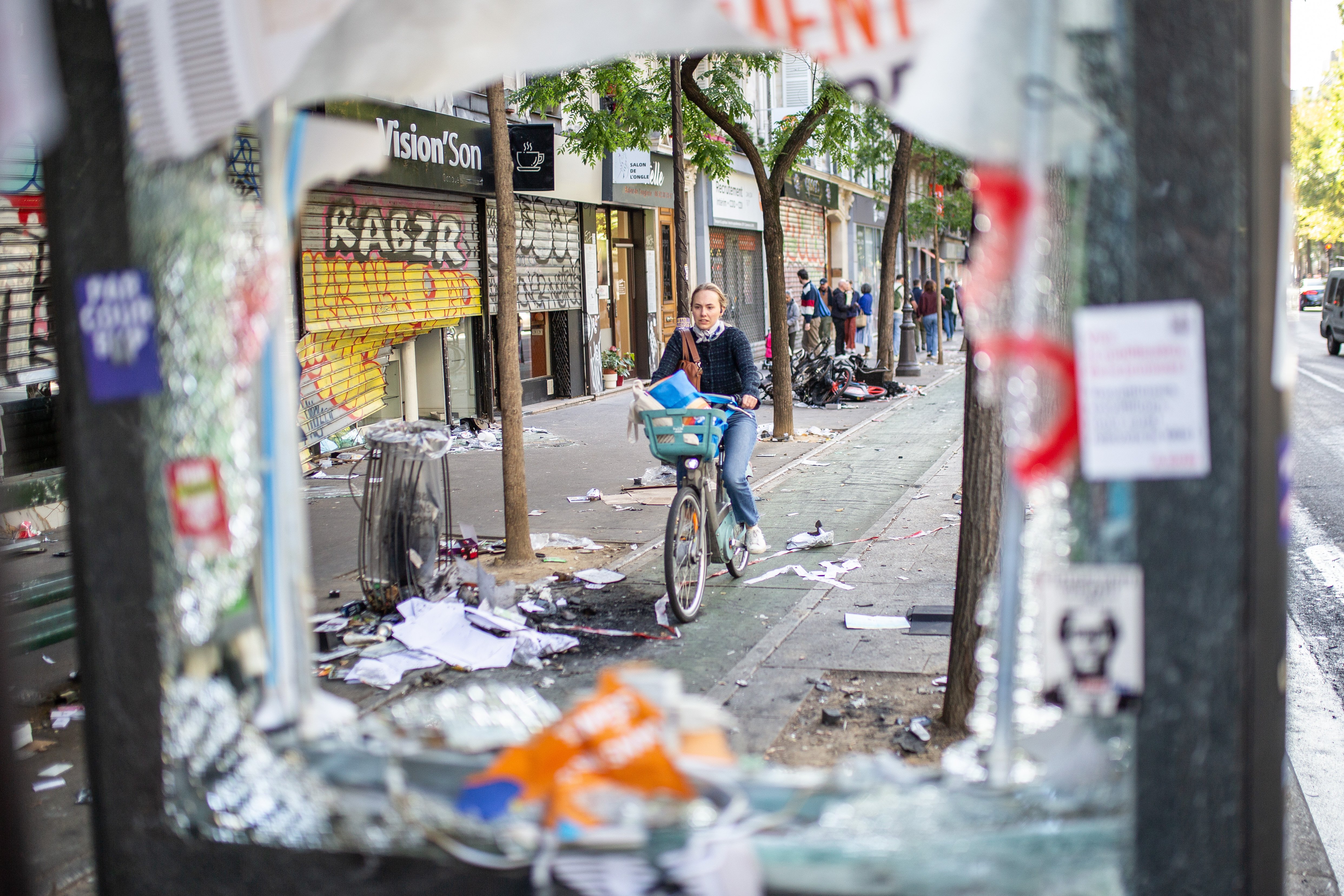 Peste 200 de sucursale bancare şi peste 2.000 de magazine au fost afectate în urma violenţelor din weekend din Franţa. FOTO