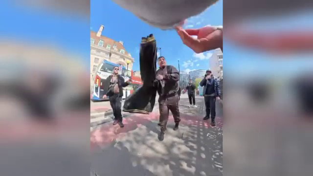 Români acuzați că păcălesc turiștii cu jocul alba-neagra, la Londra. Localnicii au decis să-i alunge și să-și facă singuri dreptate