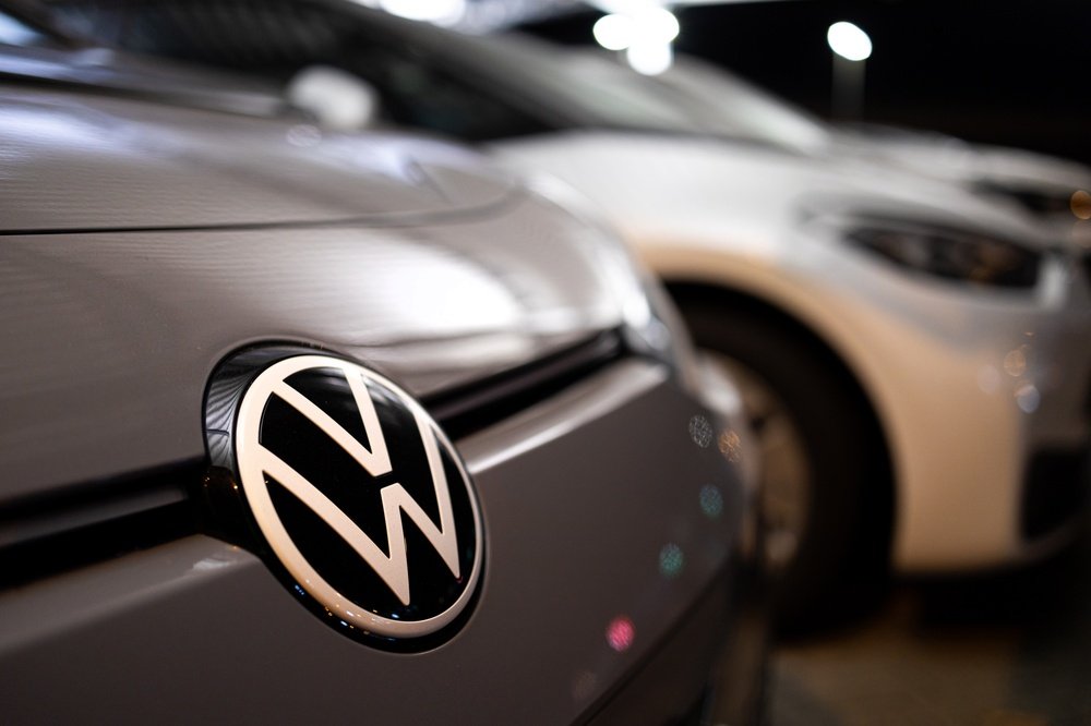 Volkswagen recheamă în service aproape 73.000 de mașini electrice din cauza unor baterii defecte. Există risc de incendiu