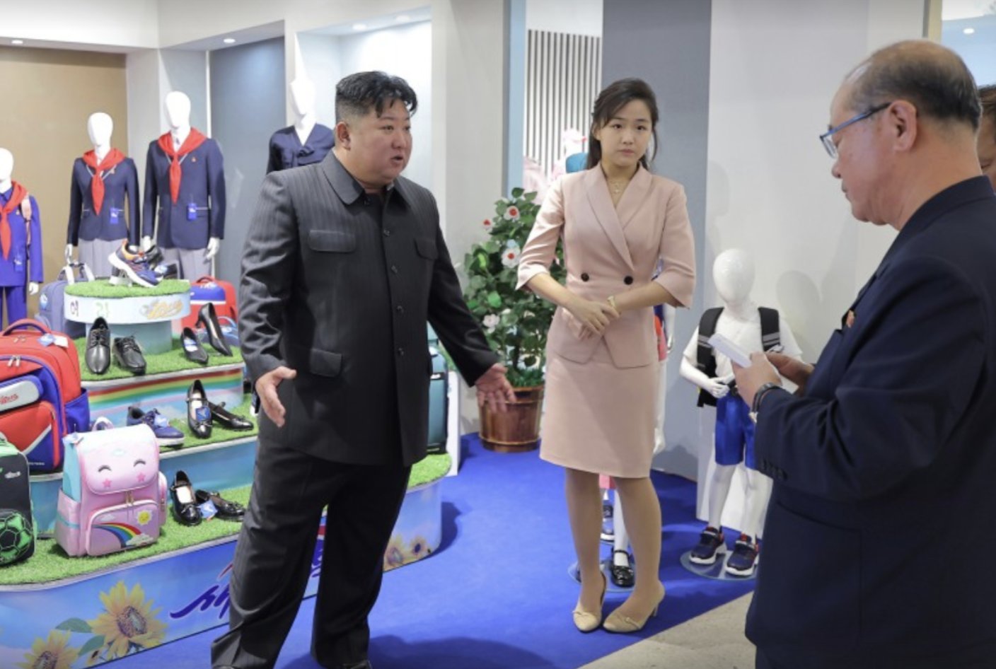 Coreea de Nord a publicat noi imagini cu Kim Jong-un, după zvonurile că ar fi murit în urma unei hemoragii cerebrale