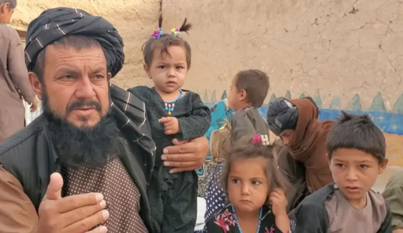 Un bărbat din Afganistan are 58 de copii. Familia se confruntă cu sărăcia, iar unii copii se culcă flămânzi