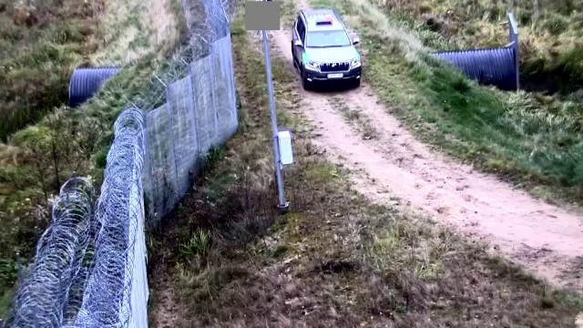 Imagini cu doi bărbați care au pătruns într-o conductă de drenaj, pentru a intra ilegal în țară din Lituania în Belarus