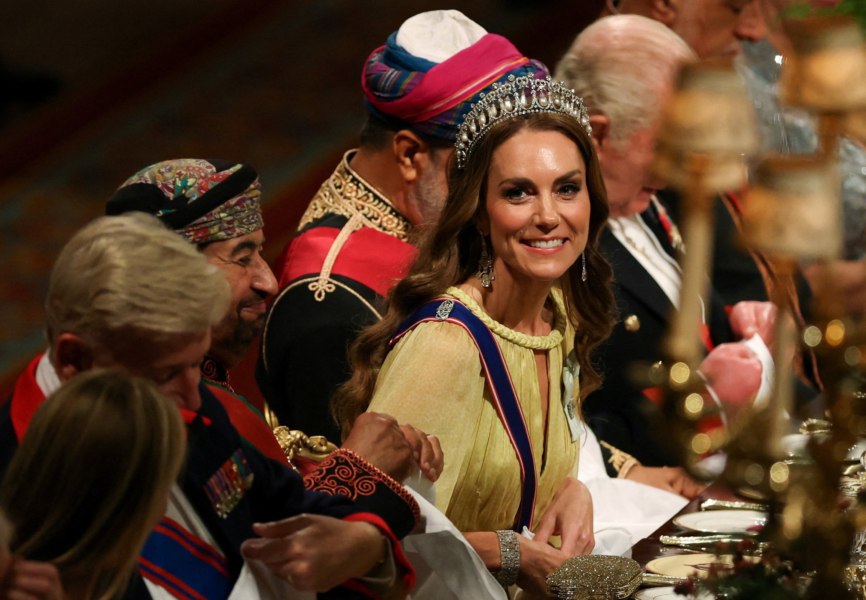 Prințesa Kate a impresionat într-o rochie galbenă și o tiară purtată de Prințesa Diana, la un banchet regal de la Windsor. FOTO