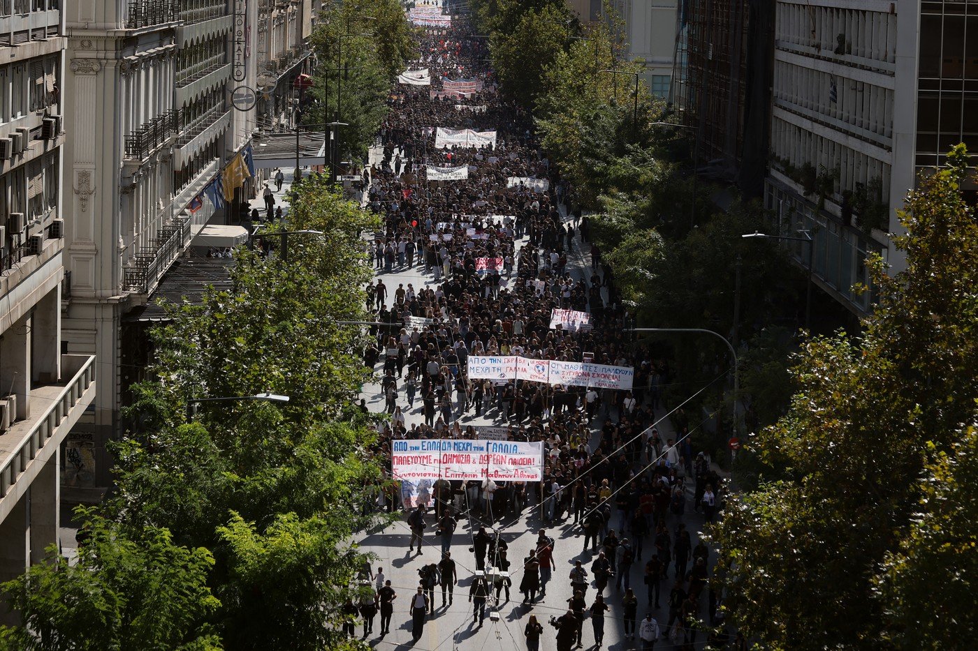 Proteste de amploare în Grecia. Aproape 10.000 de elevi și profesori cer investiții în școli și salarii mai mari. FOTO