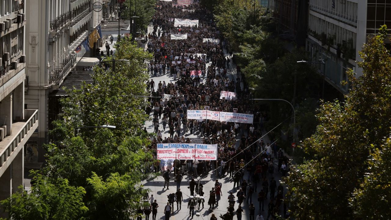 Proteste masive în Grecia pentru fonduri educaționale și salarii mai mari