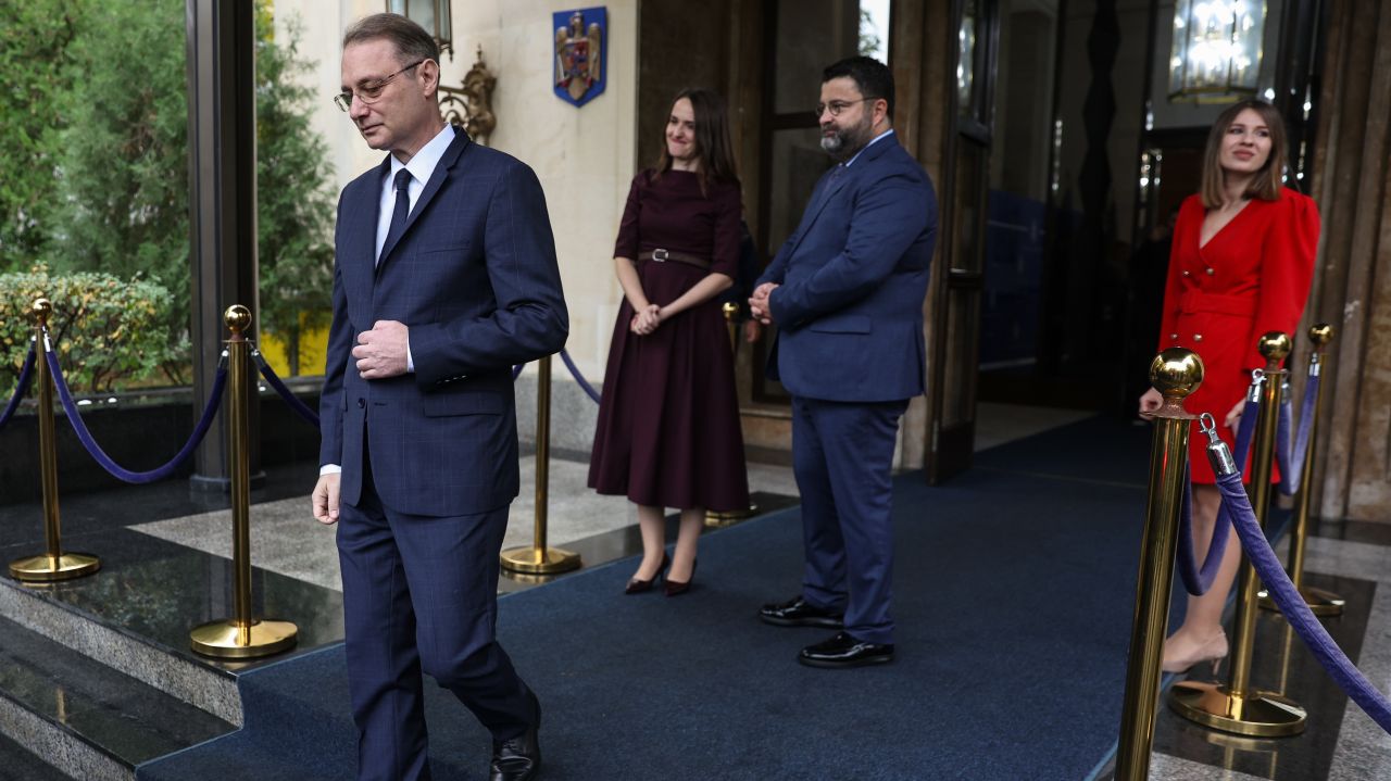 Premierul Luca Niculescu se așază lateral la masa ședințelor de guvern și exclude atingerea Pilonului 2