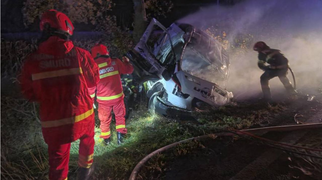 Accident mortal în Iași: doi șoferi decedați, autoutilitară cu piese auto luată de foc