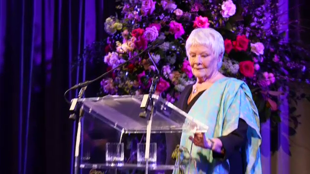 Judi Dench, la 91 de ani: „Nu mai pot juca nici pe scenă, nici în filme.” Actrița britanică nu mai vede aproape deloc