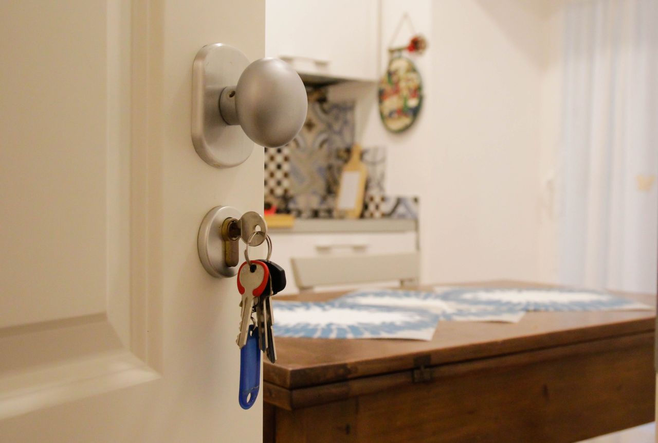Airbnb interzice gazdelor să ceară oaspeților să spele vasele sau să arunce gunoiul