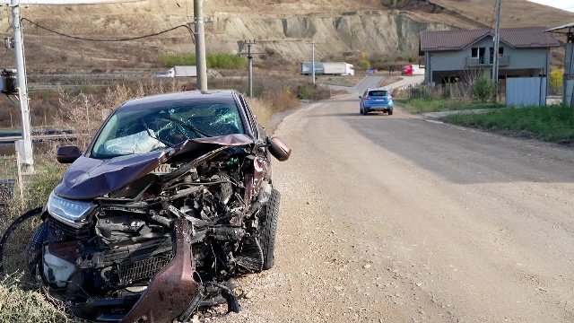 Un bărbat și o femeie au ajuns în stare gravă la spital, după ce mașinile pe care le conduceau s-au izbit frontal pe un drum