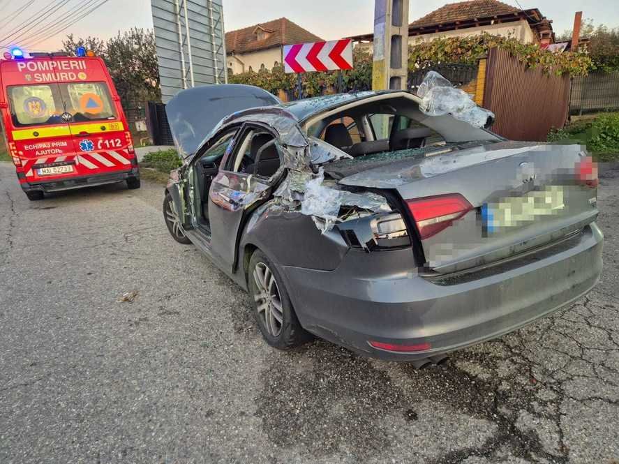 Accident grav în Argeș. Un container desprins de pe o platformă a strivit o mașină. Patru persoane, transportate la spital